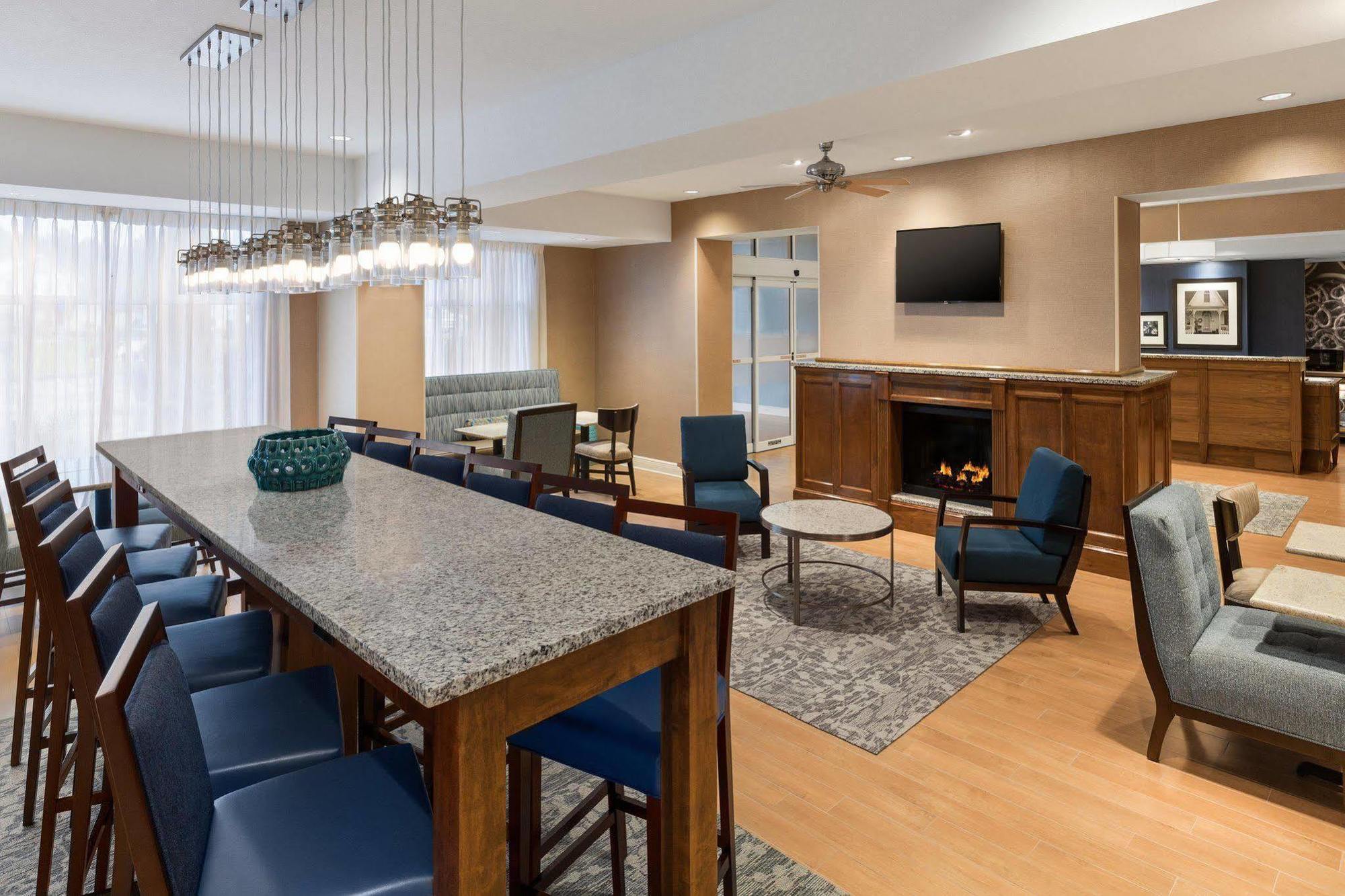 Hotel Hampton 2*
